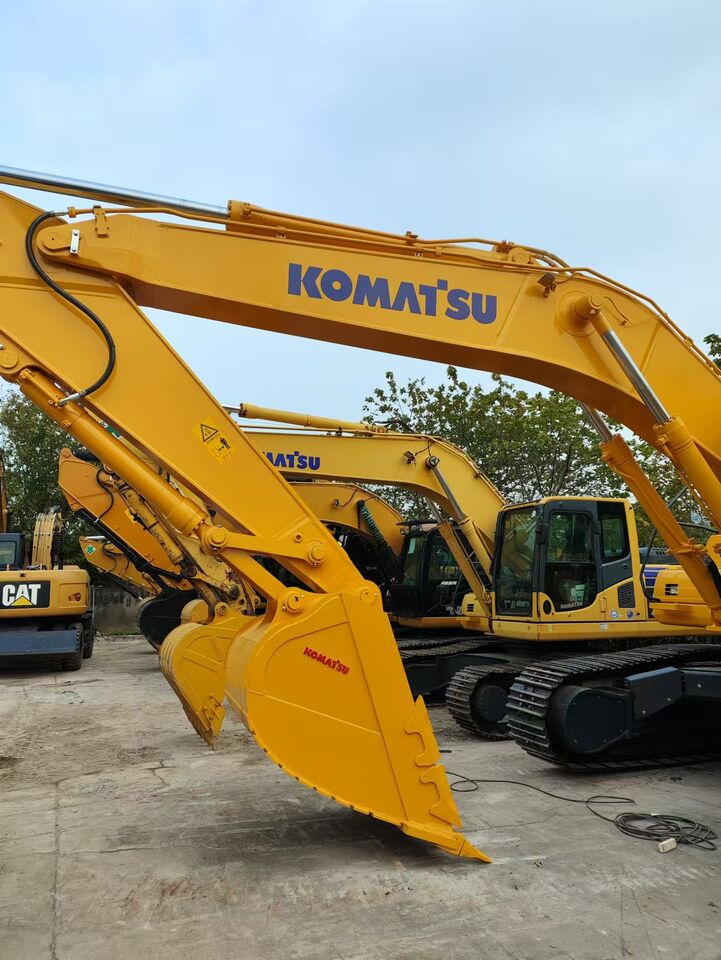 2024 Komatsu PC450-8 crawler excavator, side view 2024 Komatsu PC450-8 crawler excavator, side view
