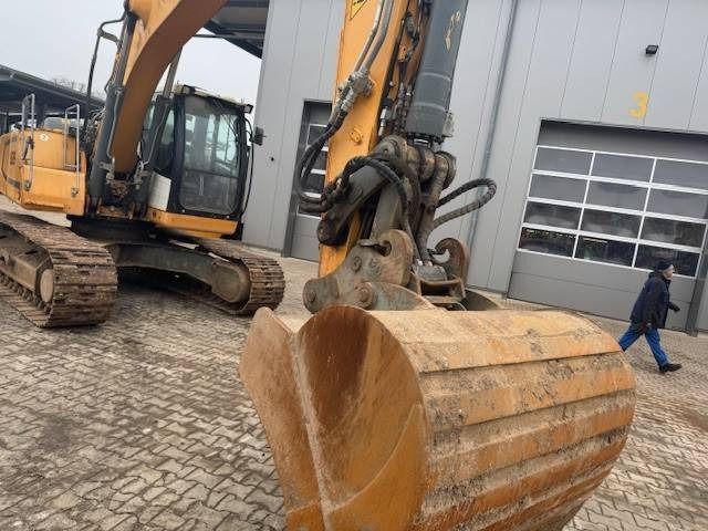2014 Liebherr R926 LC crawler excavator front view with bucket 2014 Liebherr R926 LC crawler excavator front view with bucket