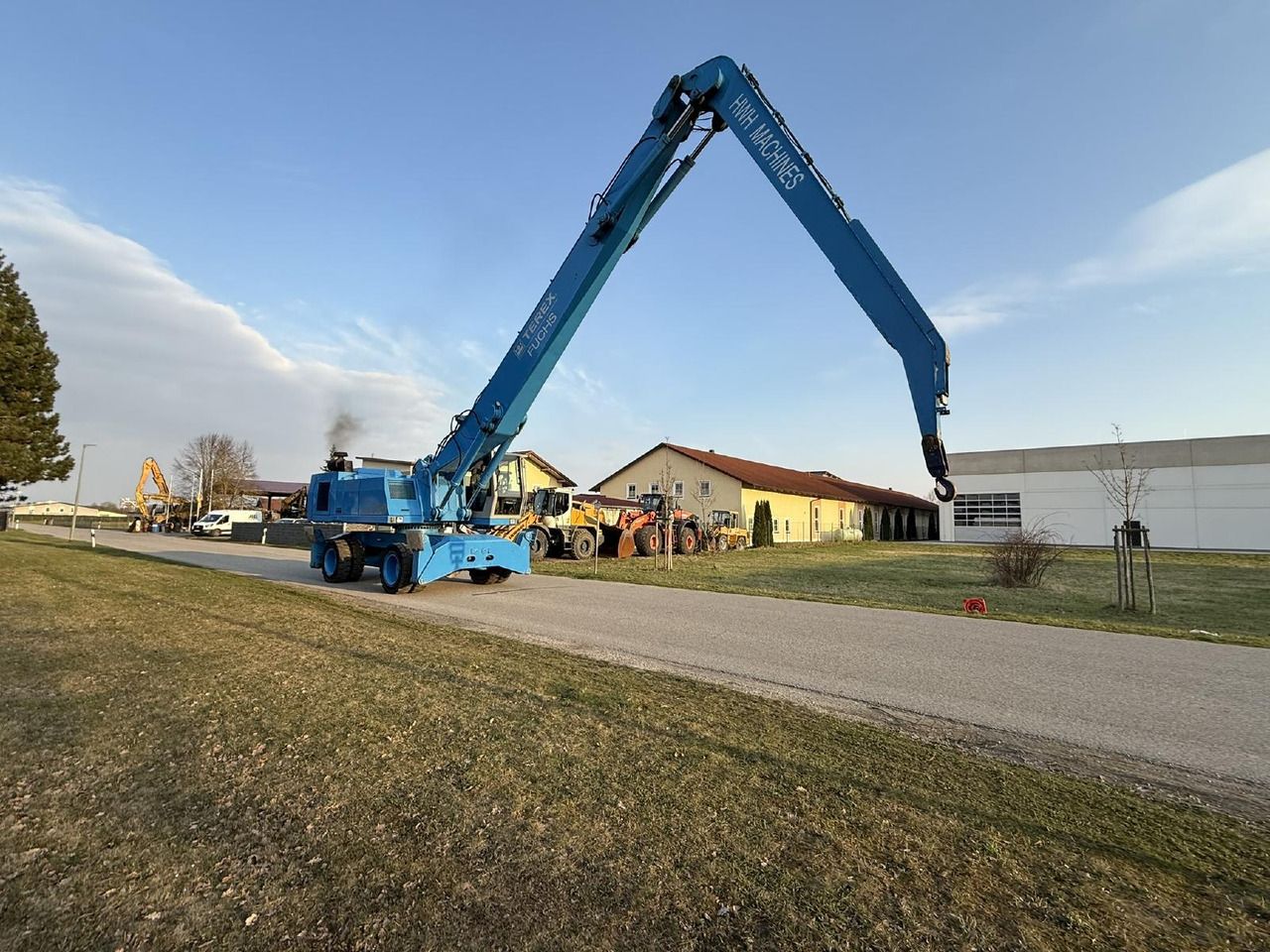 2000 Terex Fuchs MHL360 material handler, side view 2000 Terex Fuchs MHL360 material handler, side view