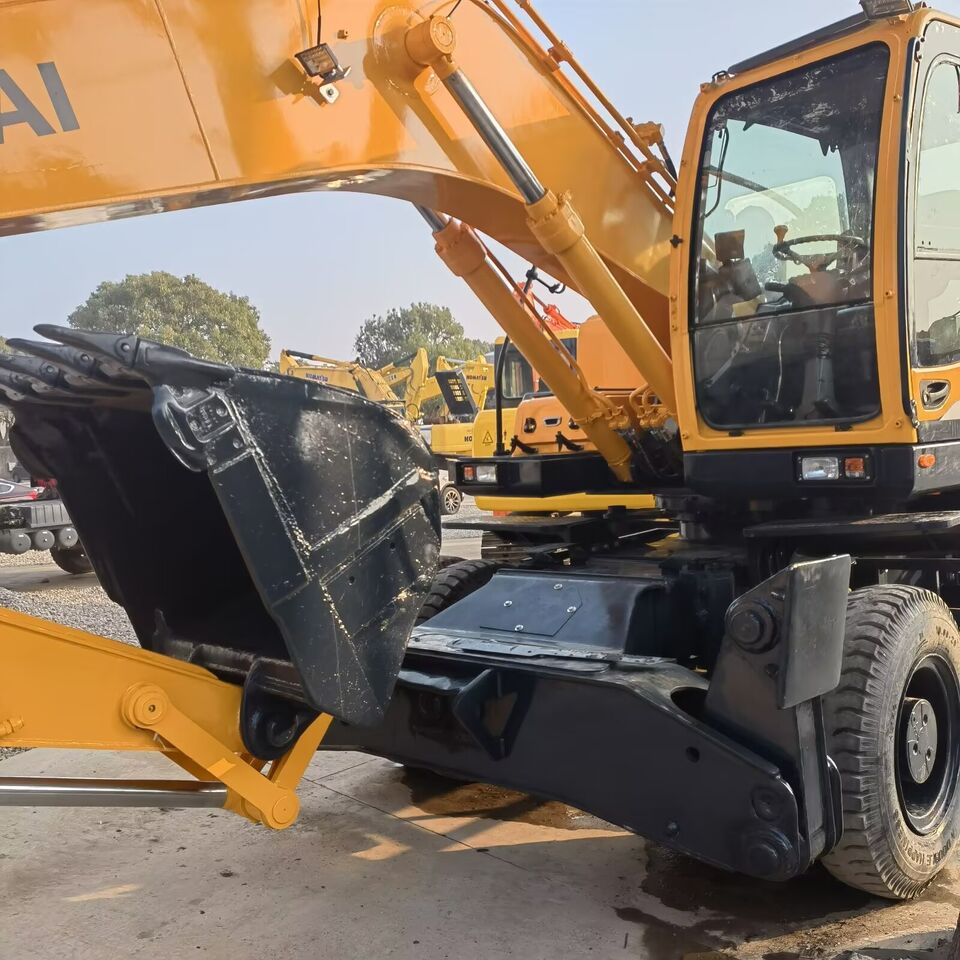 2025 Hyundai R210W-9 wheel excavator front three-quarter view 2025 Hyundai R210W-9 wheel excavator front three-quarter view