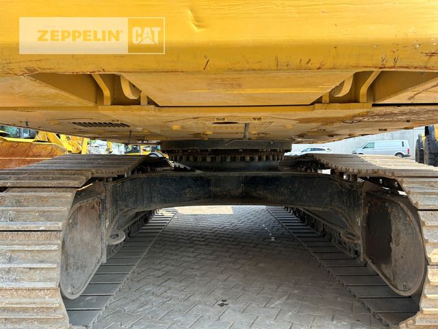 2020 Caterpillar 330-07B crawler excavator undercarriage view 2020 Caterpillar 330-07B crawler excavator undercarriage view