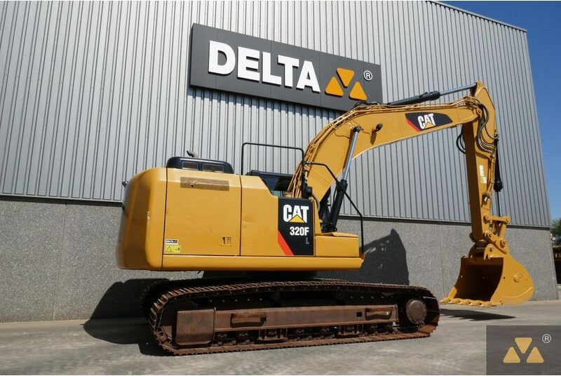 2017 Caterpillar 320FL crawler excavator side view 2017 Caterpillar 320FL crawler excavator side view