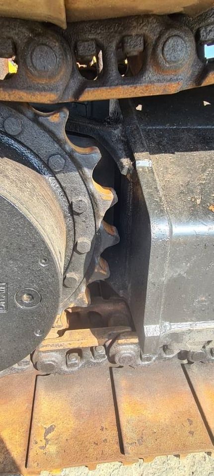 2020 Caterpillar 318FL crawler excavator track drive detail 2020 Caterpillar 318FL crawler excavator track drive detail