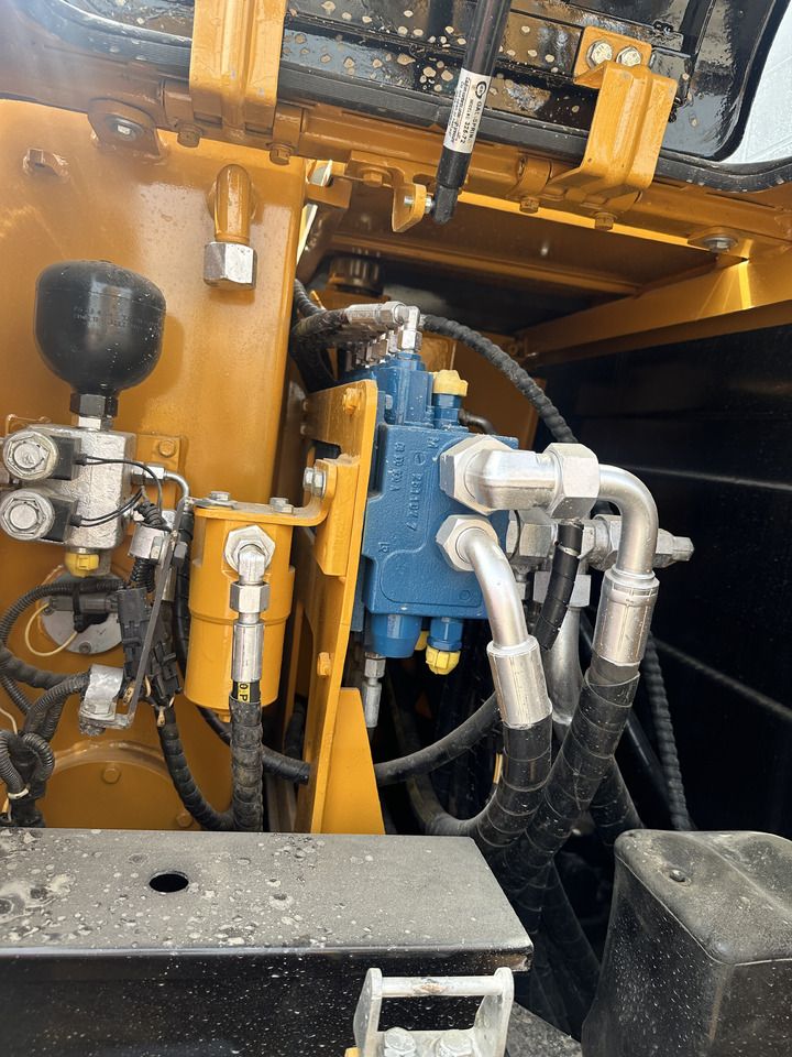 2023 Sany SY60C-9 mini excavator hydraulic compartment view 2023 Sany SY60C-9 mini excavator hydraulic compartment view