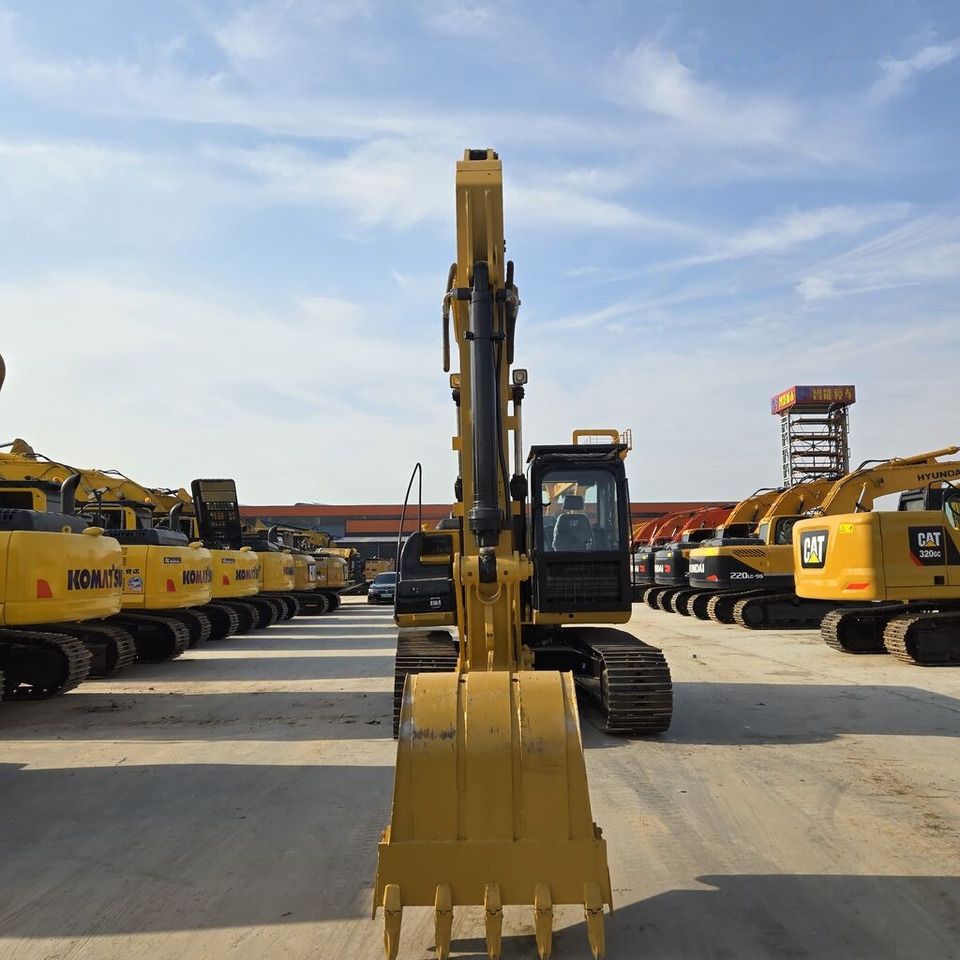 2021 Caterpillar 315D2 crawler excavator, front view 2021 Caterpillar 315D2 crawler excavator, front view