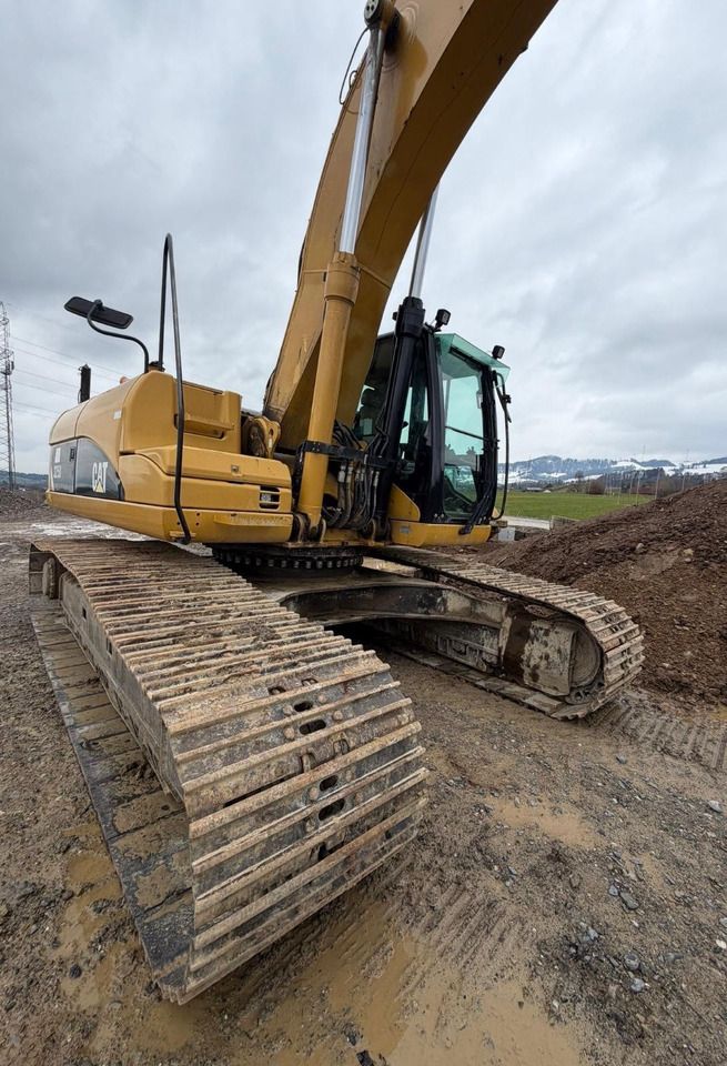 2007 Caterpillar 325DL crawler excavator, rear three-quarter view 2007 Caterpillar 325DL crawler excavator, rear three-quarter view