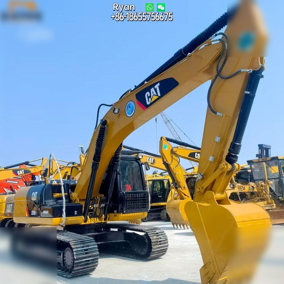 Gąsienicowa koparka Caterpillar 320D2 z 2013 roku, widok z boku Gąsienicowa koparka Caterpillar 320D2 z 2013 roku, widok z boku