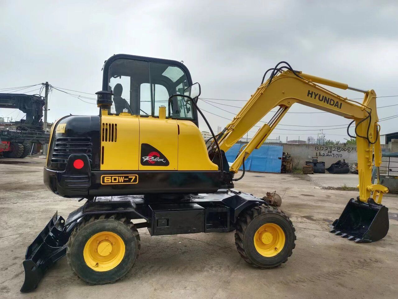 2016 Hyundai 60W-7 wheel excavator, side profile view 2016 Hyundai 60W-7 wheel excavator, side profile view