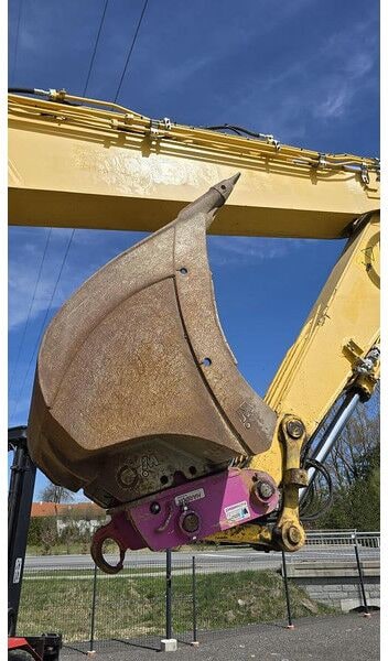 2017 Komatsu PC240 NLC-11 excavator bucket and quick coupler detail 2017 Komatsu PC240 NLC-11 excavator bucket and quick coupler detail