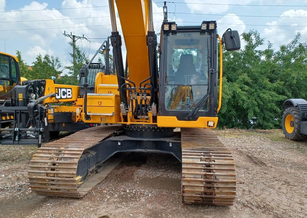 2023 JCB JS220X crawler excavator, front view 2023 JCB JS220X crawler excavator, front view