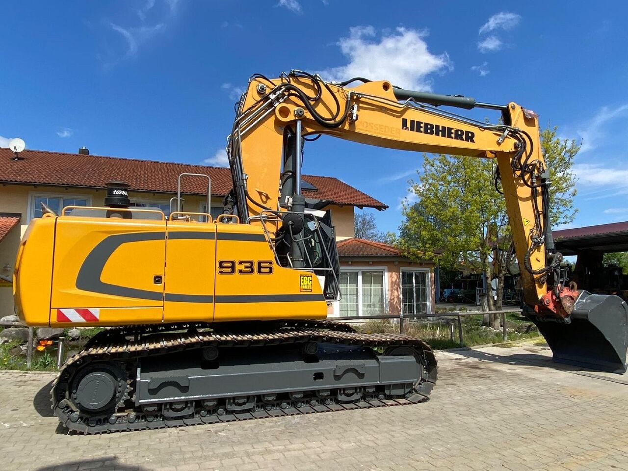 2015 Liebherr R936 NLC crawler excavator side view 2015 Liebherr R936 NLC crawler excavator side view