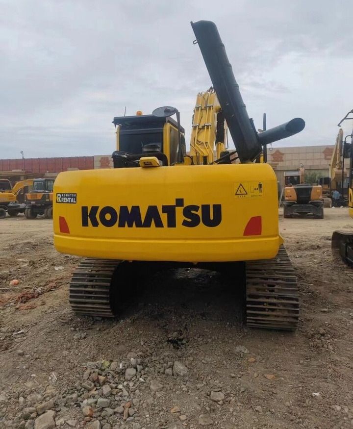 Escavatore cingolato Komatsu PC220-8 del 2020, vista posteriore Escavatore cingolato Komatsu PC220-8 del 2020, vista posteriore