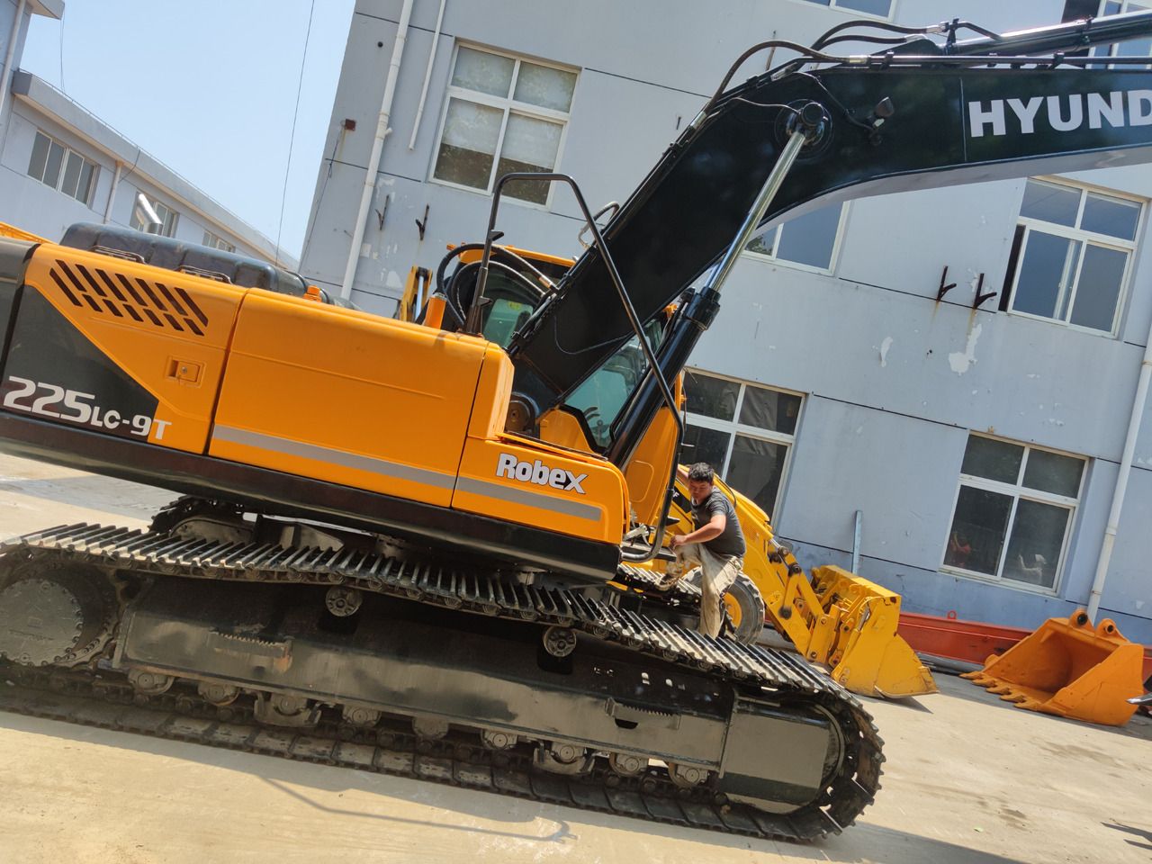 Hyundai R225LC-9T crawler excavator side view Hyundai R225LC-9T crawler excavator side view