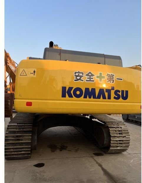 2020 Komatsu PC400-8 crawler excavator rear view 2020 Komatsu PC400-8 crawler excavator rear view