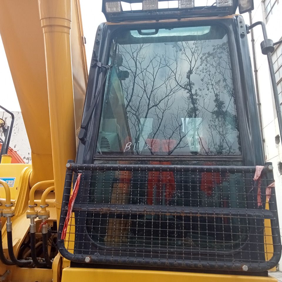 Escavatore cingolato Komatsu PC220-8 del 2020, vista frontale della cabina