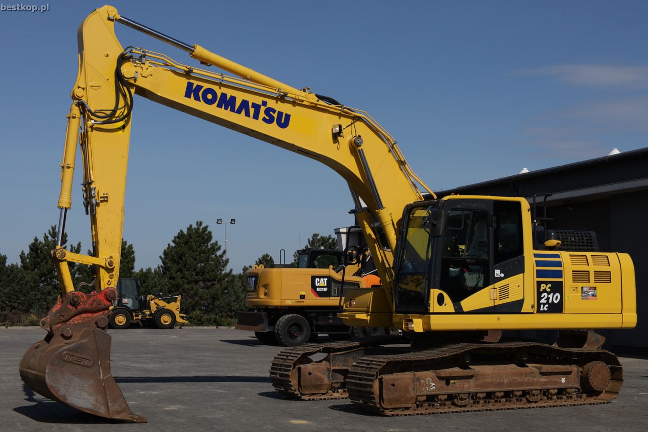 2018 Komatsu PC210LC-11 crawler excavator side view 2018 Komatsu PC210LC-11 crawler excavator side view