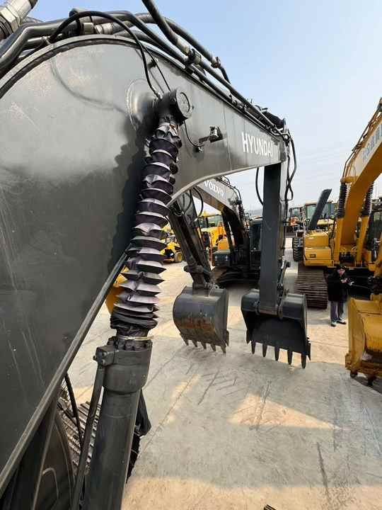 Hyundai R220LC-9S crawler excavator boom and bucket detail Hyundai R220LC-9S crawler excavator boom and bucket detail