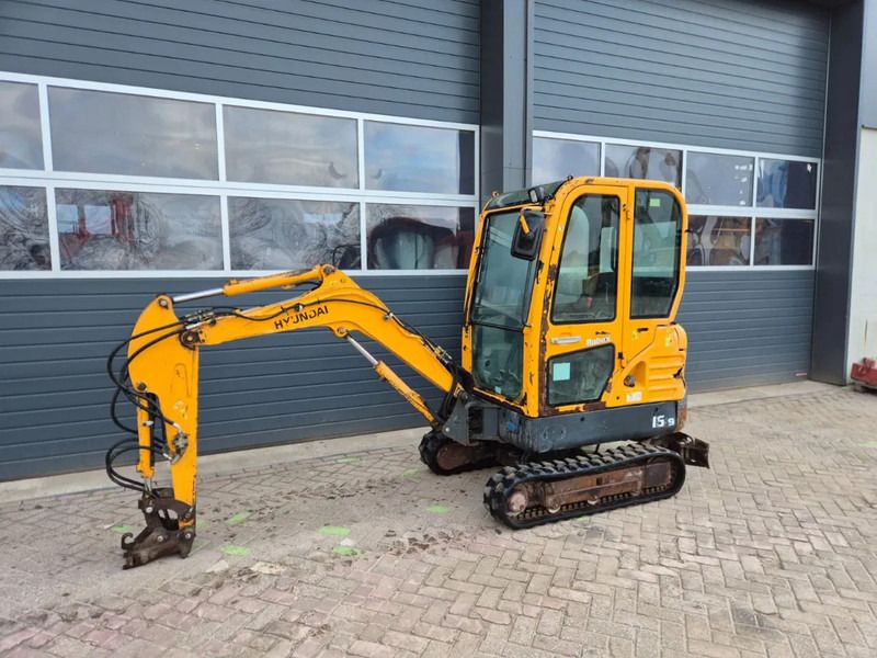 2017 Hyundai R16-9 mini excavator, side view 2017 Hyundai R16-9 mini excavator, side view