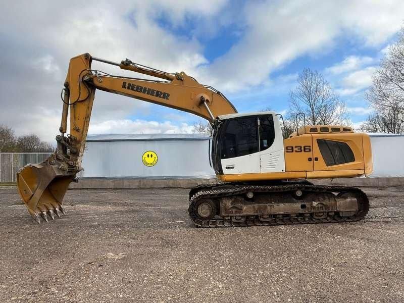 2013 Liebherr R936LC crawler excavator, side profile view