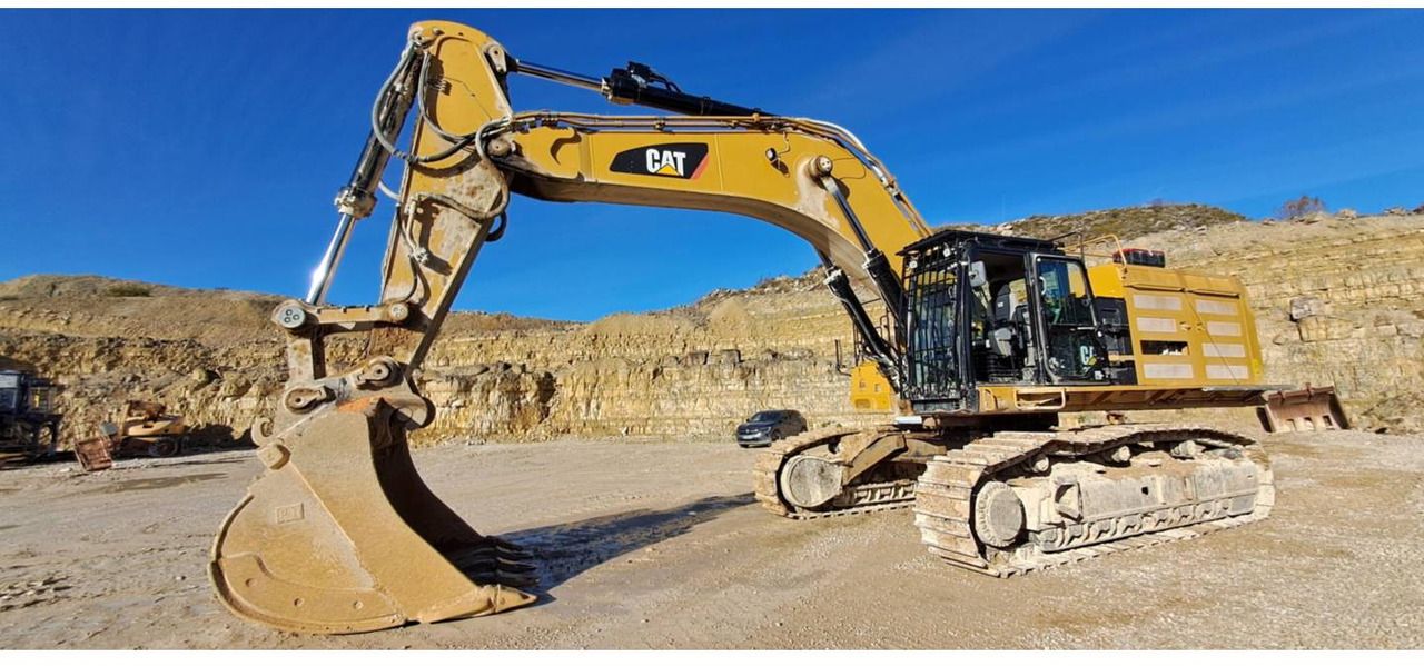 2013 Caterpillar 374FL crawler excavator, side view 2013 Caterpillar 374FL crawler excavator, side view