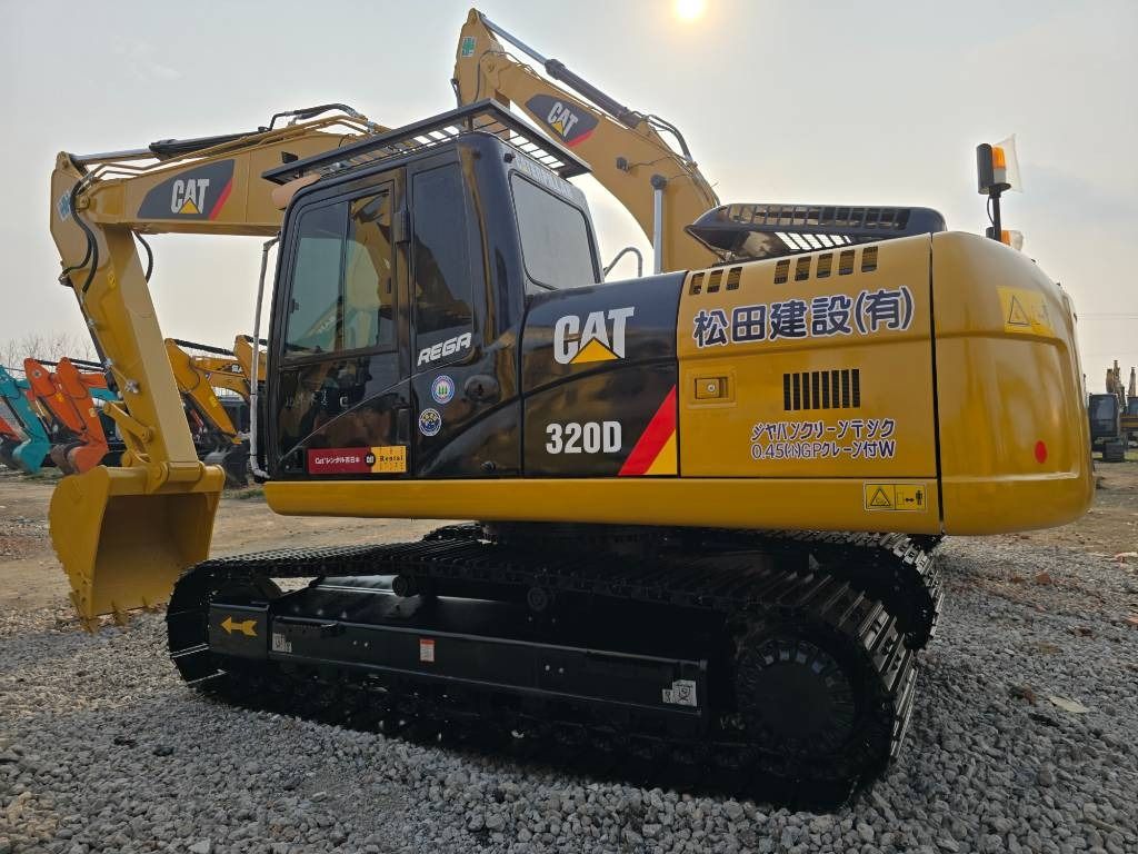2024 Caterpillar 320D Raupenbagger, Heck-Dreiviertelansicht