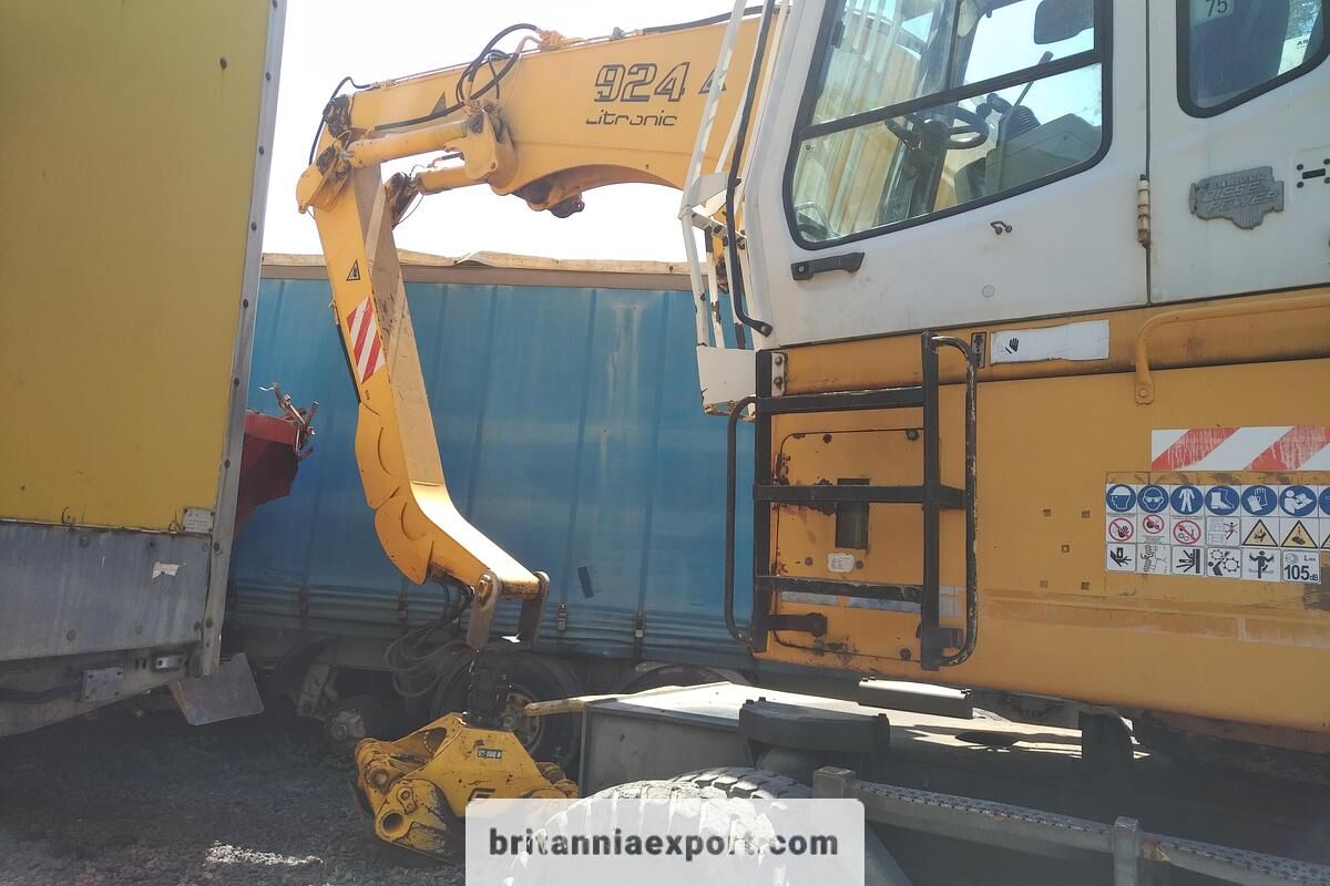 2001 Liebherr A924 Litronic wheel excavator side view 2001 Liebherr A924 Litronic wheel excavator side view