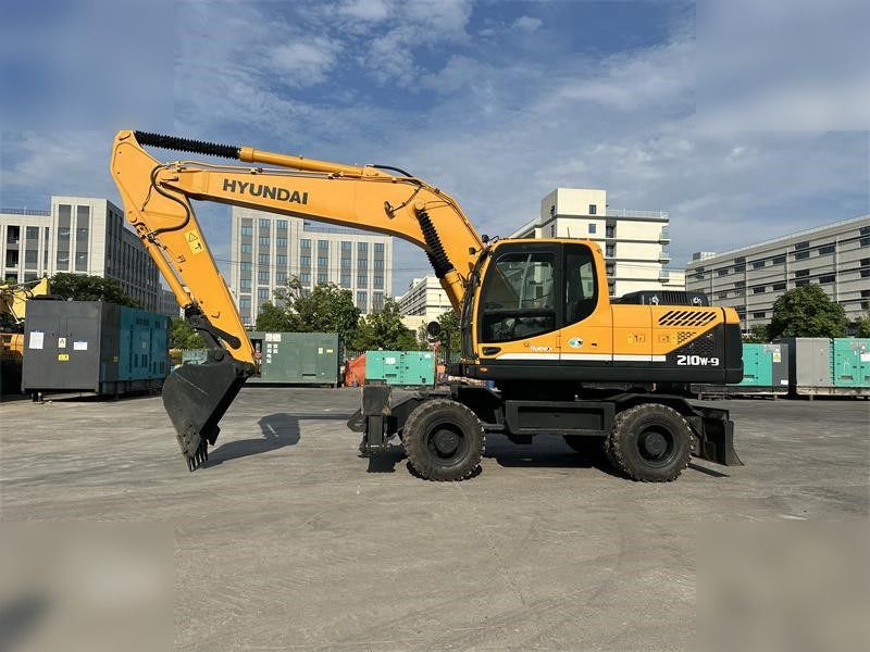 2020 Hyundai R210W-9 wheel excavator, side view