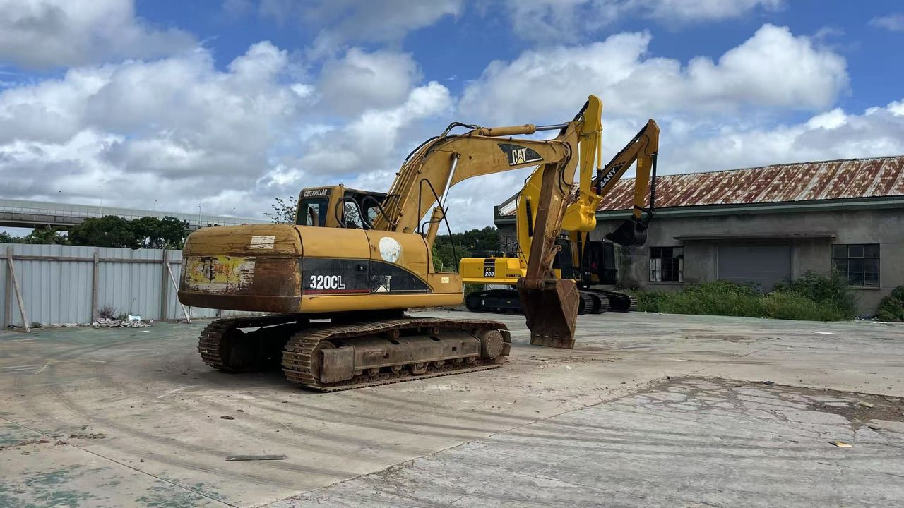 Pelle sur chenilles Caterpillar 320CL de 2017, vue arrière trois-quarts Pelle sur chenilles Caterpillar 320CL de 2017, vue arrière trois-quarts