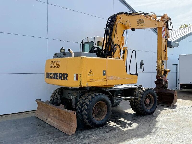 2000 Liebherr A900B Litronic wheel excavator, rear three-quarter view