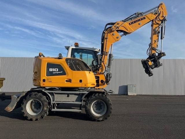 2015 Liebherr A910 COMPACT wheel excavator, side view 2015 Liebherr A910 COMPACT wheel excavator, side view