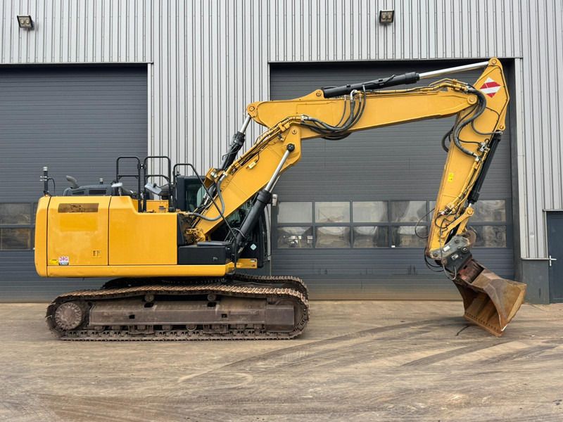 2014 Caterpillar 320EL crawler excavator, side profile view 2014 Caterpillar 320EL crawler excavator, side profile view