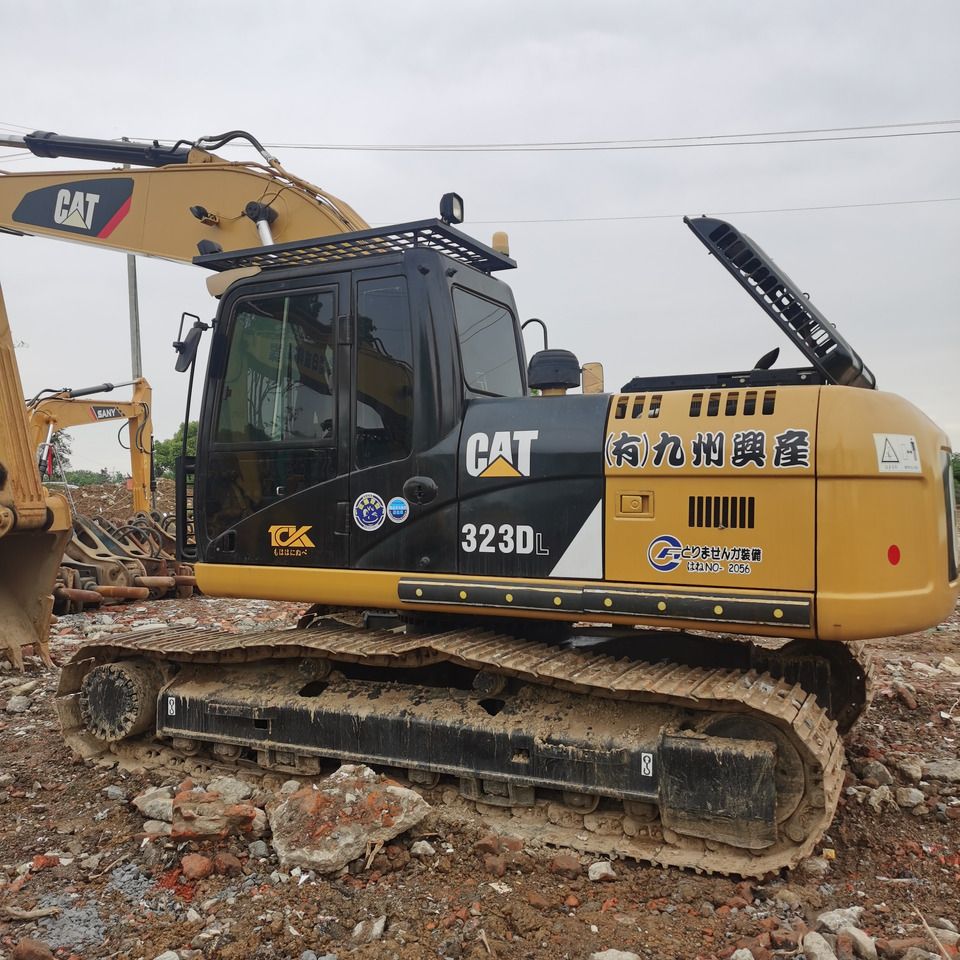 2020 Caterpillar 323DL crawler excavator side view 2020 Caterpillar 323DL crawler excavator side view