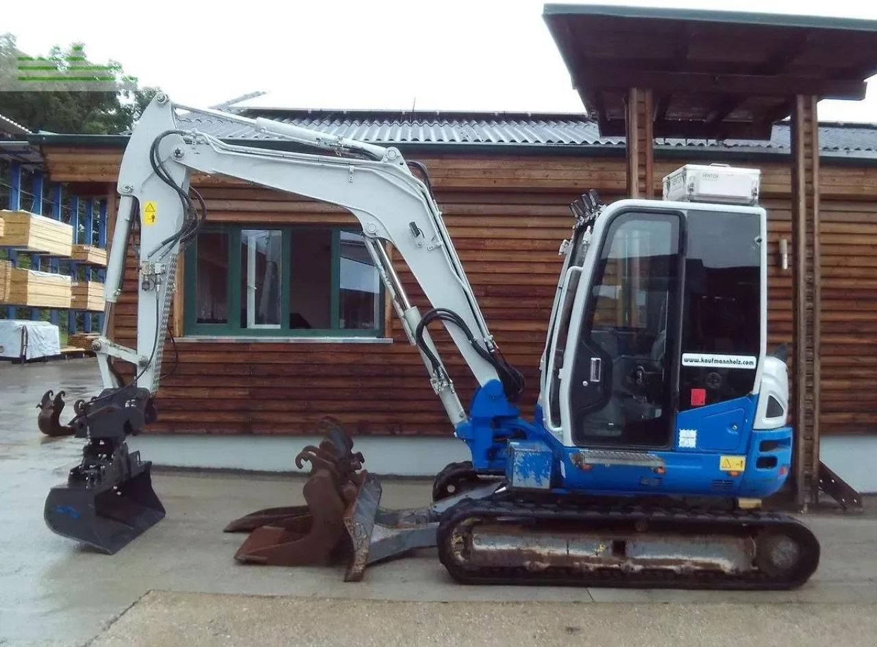 2016 Takeuchi TB260 mini excavator, side view 2016 Takeuchi TB260 mini excavator, side view