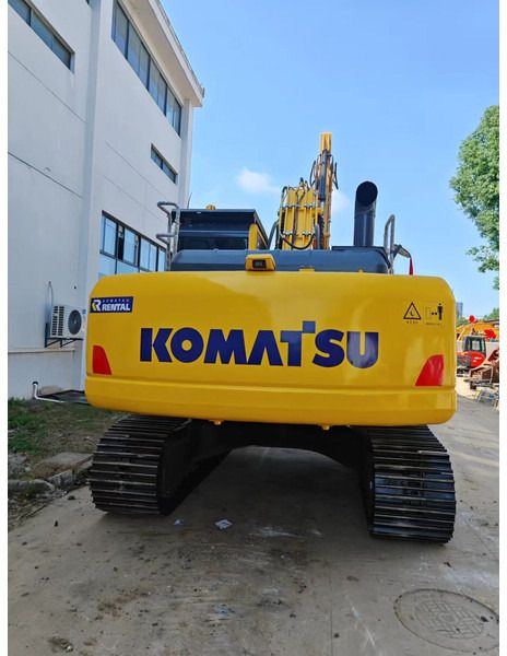 Escavatore cingolato Komatsu PC220-8 del 2025, vista posteriore Escavatore cingolato Komatsu PC220-8 del 2025, vista posteriore