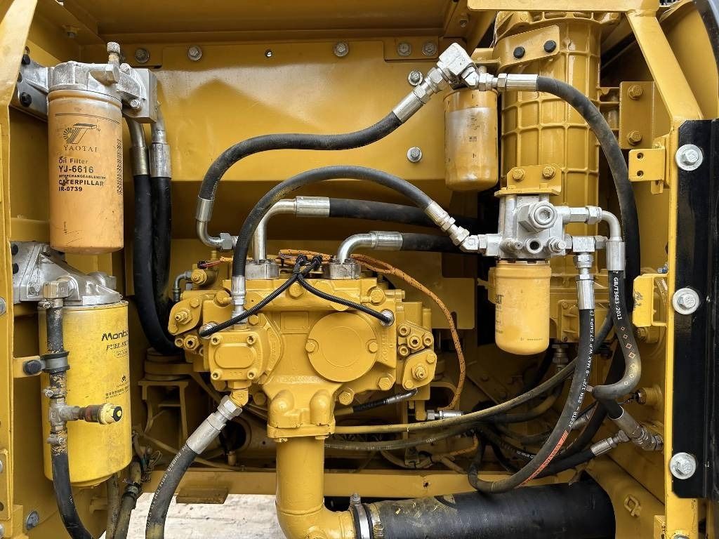 2024 Caterpillar 320D2 vue du compartiment moteur