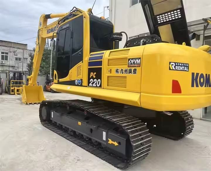 Pelle sur chenilles Komatsu PC220-8 2024, vue arrière trois-quarts Pelle sur chenilles Komatsu PC220-8 2024, vue arrière trois-quarts