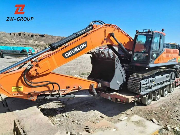 2026 Develon DX360LCA-7B crawler excavator side view 2026 Develon DX360LCA-7B crawler excavator side view