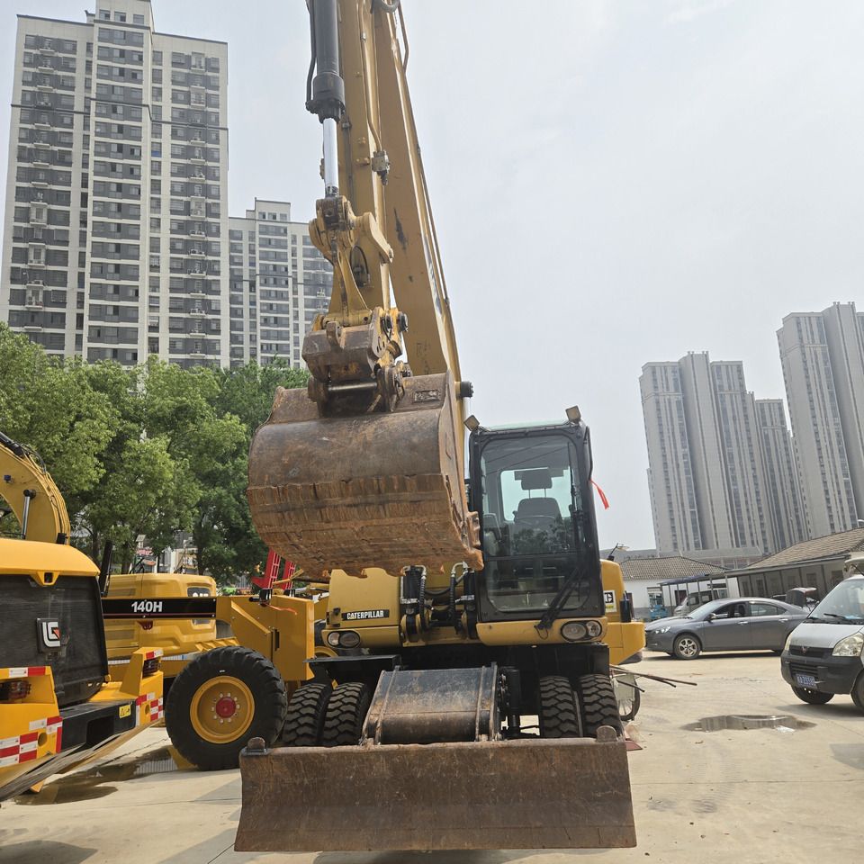 Escavadora de rodas Caterpillar M320D2 de 2017 em vista frontal Escavadora de rodas Caterpillar M320D2 de 2017 em vista frontal
