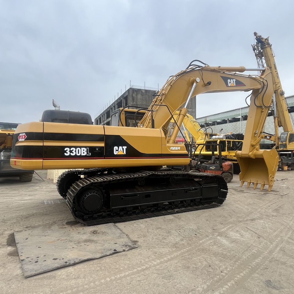 Caterpillar 330BL Crawler Excavator, side profile view Caterpillar 330BL Crawler Excavator, side profile view