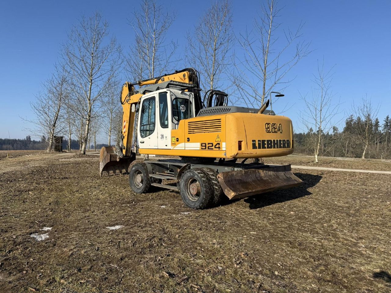 2010 Liebherr A924C wheel excavator, rear three-quarter view 2010 Liebherr A924C wheel excavator, rear three-quarter view