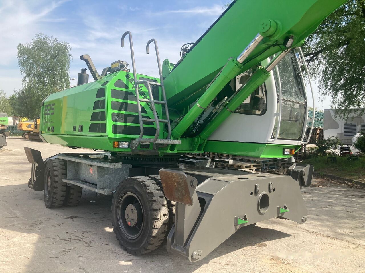 2012 Sennebogen 825 material handler, side view 2012 Sennebogen 825 material handler, side view