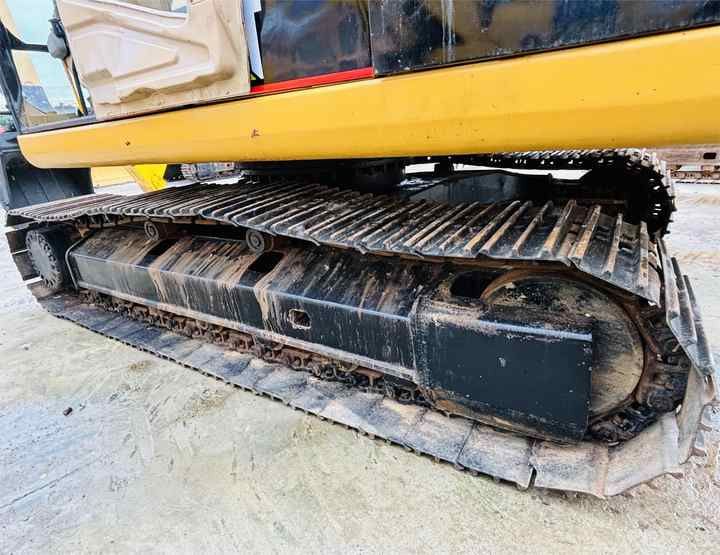 2015 Caterpillar 320B crawler excavator undercarriage view 2015 Caterpillar 320B crawler excavator undercarriage view