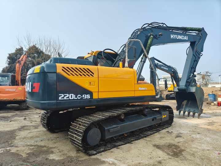 2020 Hyundai R220LC-9S crawler excavator, rear three-quarter view 2020 Hyundai R220LC-9S crawler excavator, rear three-quarter view