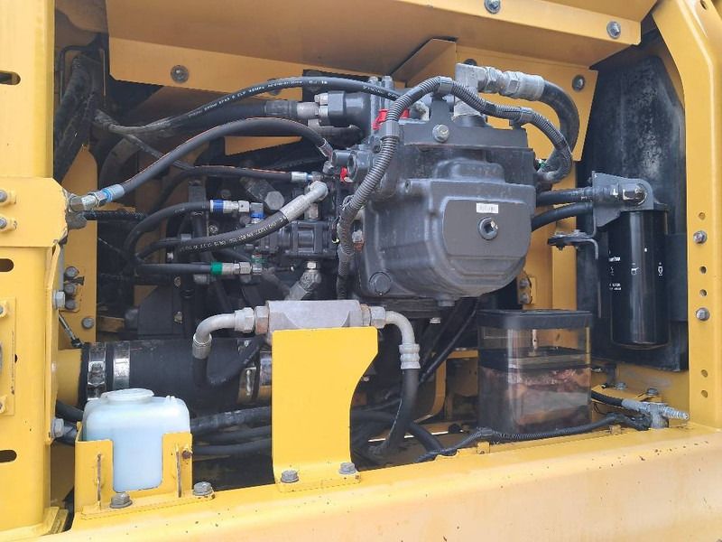 2018 Komatsu HB365LC-3 crawler excavator engine compartment view 2018 Komatsu HB365LC-3 crawler excavator engine compartment view