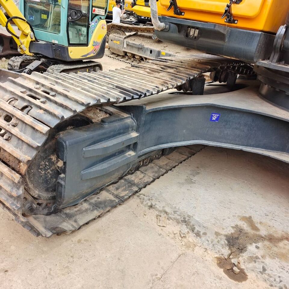 2024 Hyundai crawler excavator track and undercarriage view