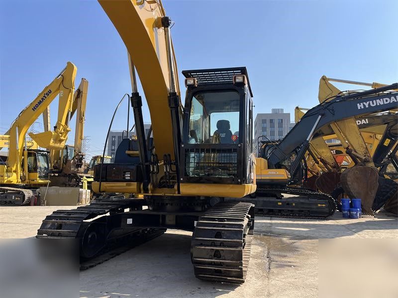 Escavadora de rastos Caterpillar 320D2 de 2020, vista frontal Escavadora de rastos Caterpillar 320D2 de 2020, vista frontal