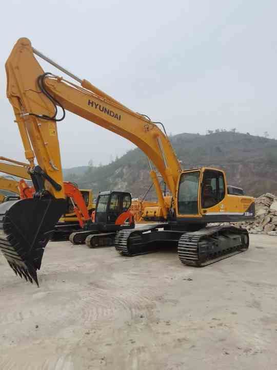 2021 Hyundai R330 crawler excavator, side view 2021 Hyundai R330 crawler excavator, side view