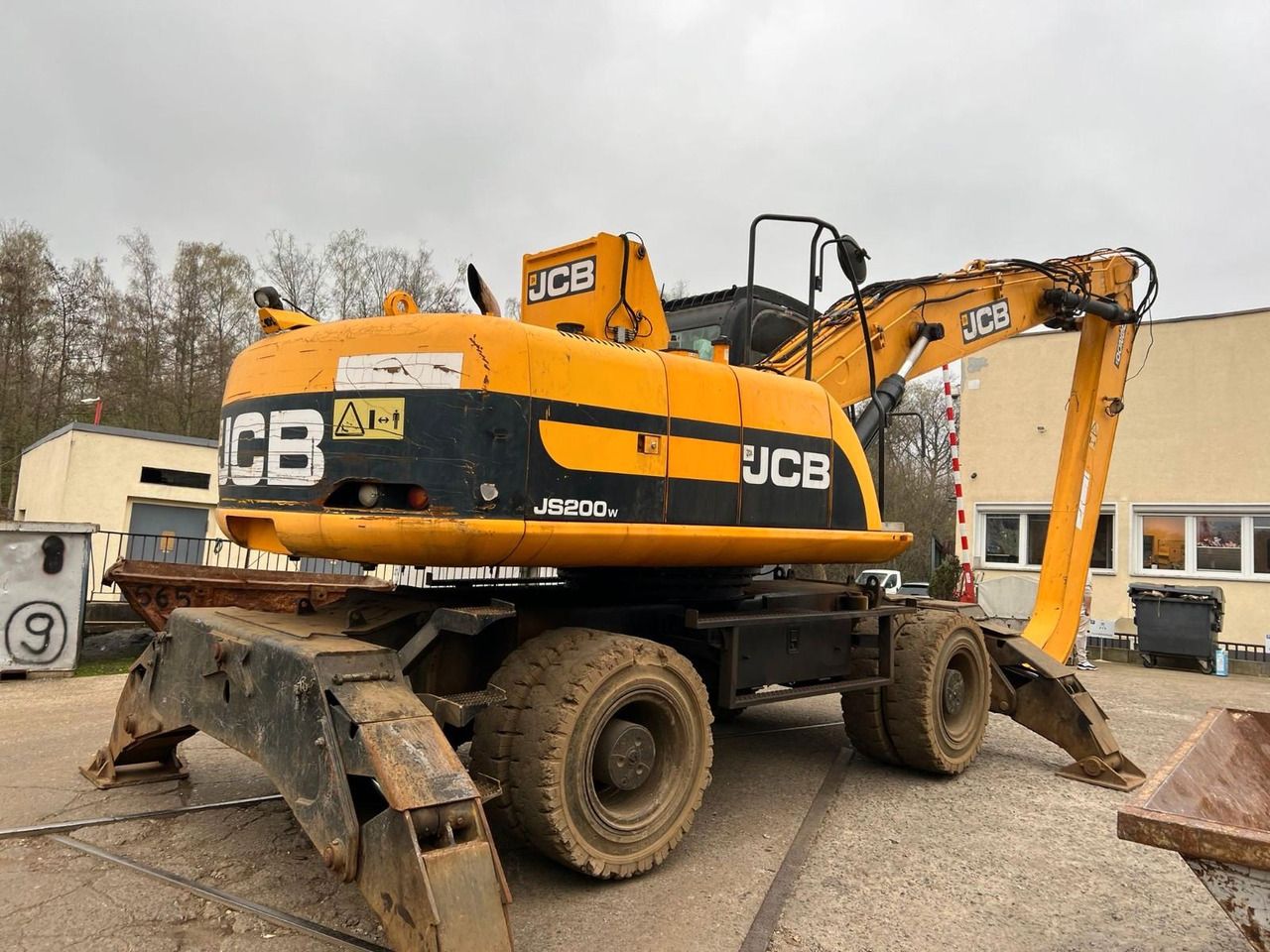 2011 JCB JS200W wheel excavator, rear three-quarter view 2011 JCB JS200W wheel excavator, rear three-quarter view