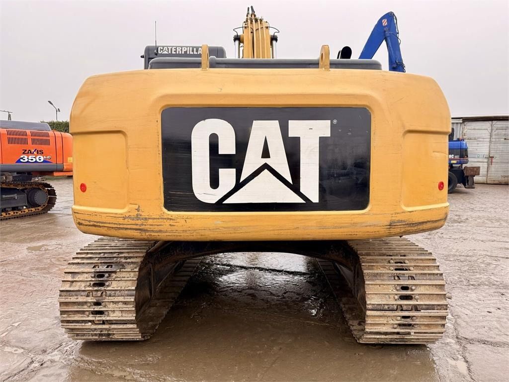 2007 Caterpillar 323DL crawler excavator rear view 2007 Caterpillar 323DL crawler excavator rear view