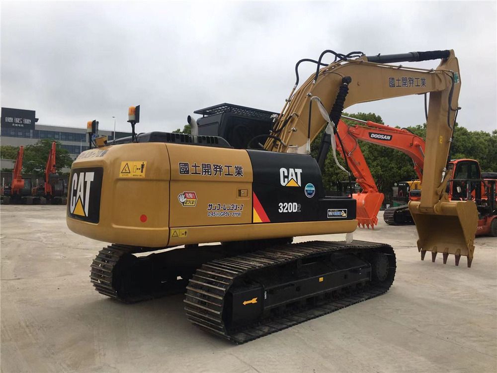 2023 Caterpillar 320D2 гусеничный экскаватор, вид сзади под углом